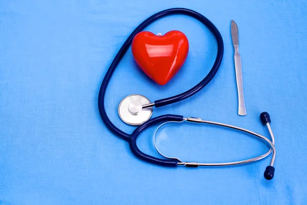 Униформа хирурга со стетоскопом, сердцем и таблетками — стоковое фото
