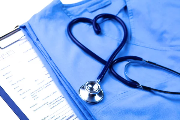 Sağlık stetoskop yalan hasta tıbbi geçmiş listesi ve mavi doktor Tekdüzen portre üzerinde kalp şeklinde bükülmüş
