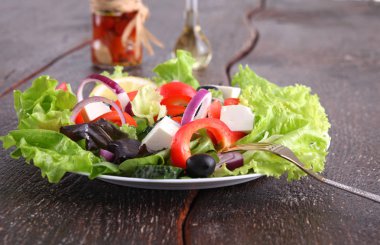 bir tabloda, seçici odak bir tabak içinde taze sebze salatası