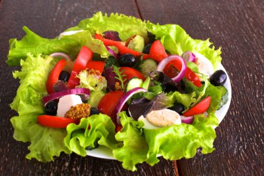 bir tabloda, seçici odak bir tabak içinde taze sebze salatası