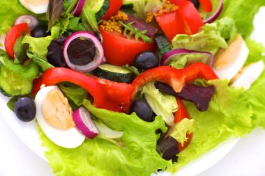 bir tabloda, seçici odak bir tabak içinde taze sebze salatası