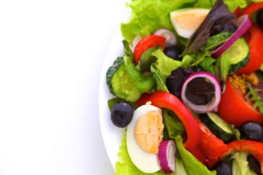 bir tabloda, seçici odak bir tabak içinde taze sebze salatası