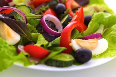 bir tabloda, seçici odak bir tabak içinde taze sebze salatası