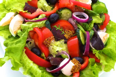 bir tabloda, seçici odak bir tabak içinde taze sebze salatası