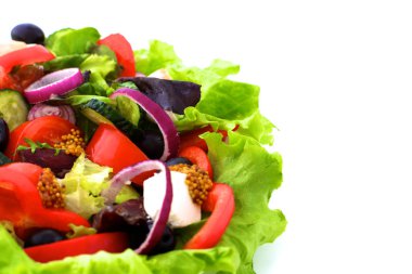 bir tabloda, seçici odak bir tabak içinde taze sebze salatası