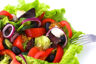 bir tabloda, seçici odak bir tabak içinde taze sebze salatası