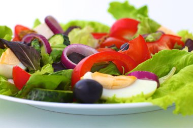 bir tabloda, seçici odak bir tabak içinde taze sebze salatası