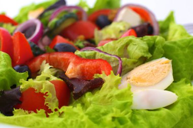 bir tabloda, seçici odak bir tabak içinde taze sebze salatası