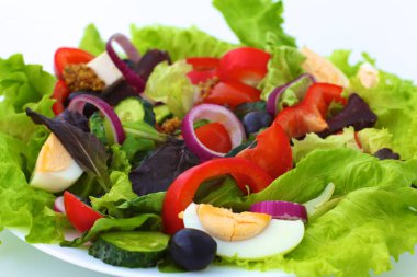 bir tabloda, seçici odak bir tabak içinde taze sebze salatası