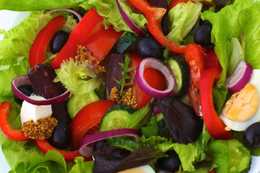 bir tabloda, seçici odak bir tabak içinde taze sebze salatası