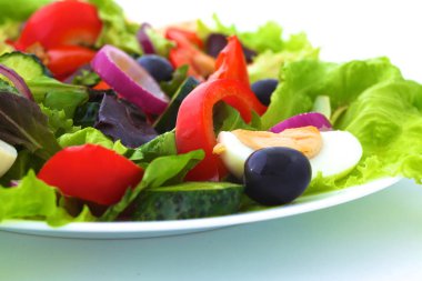 bir tabloda, seçici odak bir tabak içinde taze sebze salatası