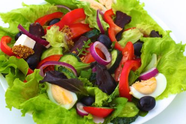 bir tabloda, seçici odak bir tabak içinde taze sebze salatası