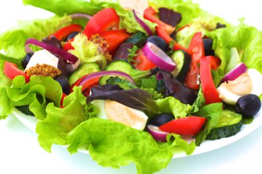 bir tabloda, seçici odak bir tabak içinde taze sebze salatası