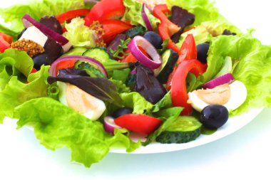 bir tabloda, seçici odak bir tabak içinde taze sebze salatası