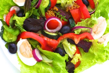 bir tabloda, seçici odak bir tabak içinde taze sebze salatası