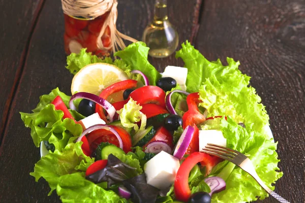 테이블, 선택적 초점에 한 접시에 신선한 야채 샐러드 — 스톡 사진