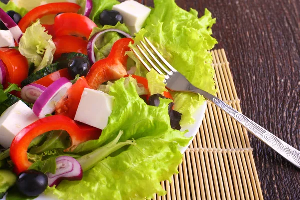 Salade van verse groenten in een plaat op een tafel, selectieve aandacht — Stockfoto