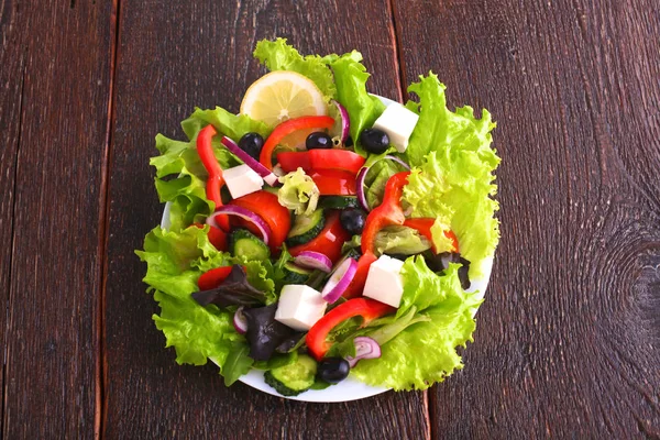 Sallad från färska grönsaker i en platta på ett bord, selektivt fokus — Stockfoto