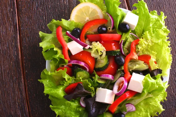 Sallad från färska grönsaker i en platta på ett bord, selektivt fokus — Stockfoto