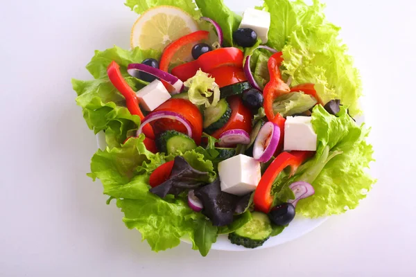 从板在桌子上，选择性聚焦在新鲜蔬菜沙拉 — 图库照片
