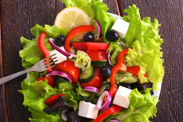 Sallad från färska grönsaker i en platta på ett bord, selektivt fokus — Stockfoto