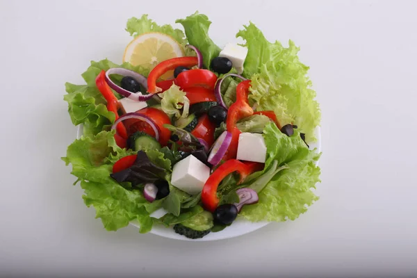 Salade van verse groenten in een plaat op een tafel, selectieve aandacht — Stockfoto