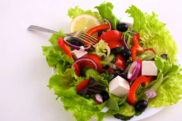 Salade van verse groenten in een plaat op een tafel, selectieve aandacht — Stockfoto