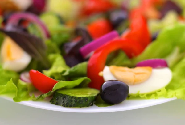 Salada de verduras frescas em uma chapa em uma mesa, foco seletivo — Fotografia de Stock