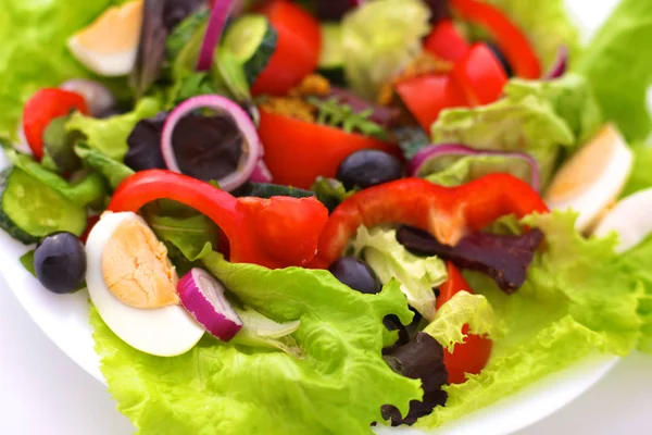 Salade de légumes frais dans une assiette sur une table, mise au point sélective — Photo