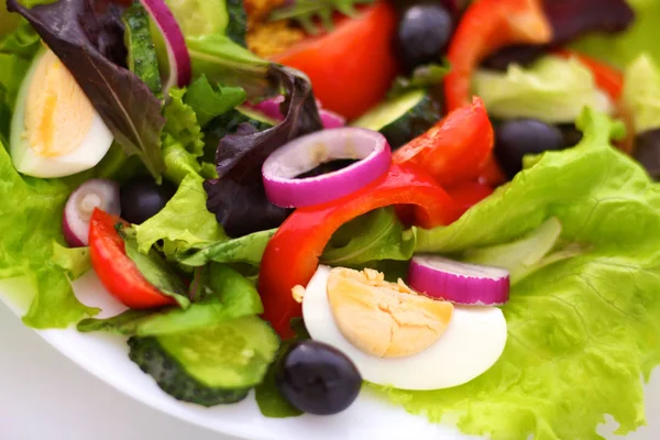 Salada de verduras frescas em uma chapa em uma mesa, foco seletivo — Fotografia de Stock