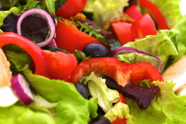 Salade van verse groenten in een plaat op een tafel, selectieve aandacht — Stockfoto