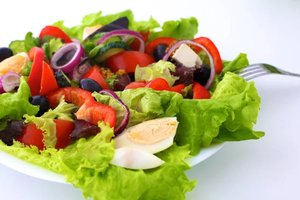 Салат из свежих овощей в тарелке на столе, избирательный фокус — стоковое фото