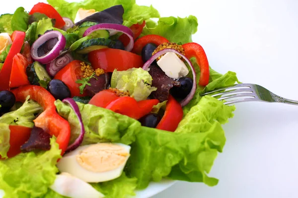 La ensalada de hortalizas frescas en el plato a la mesa, el foco selectivo —  Fotos de Stock