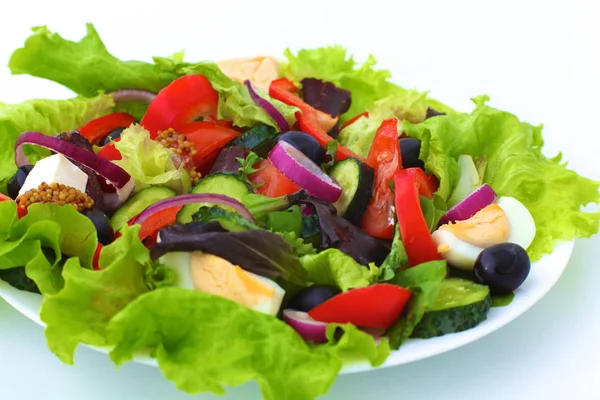 Bir tabloda, seçici odak bir tabak içinde taze sebze salatası — Stok fotoğraf