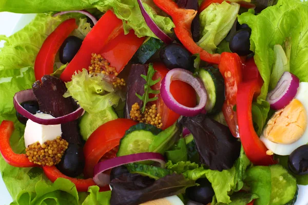 bir tabloda, seçici odak bir tabak içinde taze sebze salatası