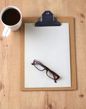 fincan kahve ve Not Kağıt ahşap arka plan üzerinde