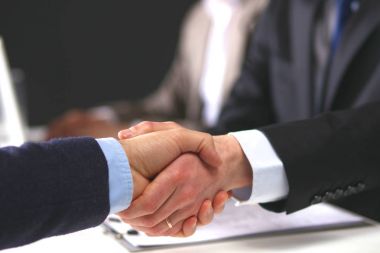 İş adamları el sıkışıyor, toplantıyı bitiriyor.