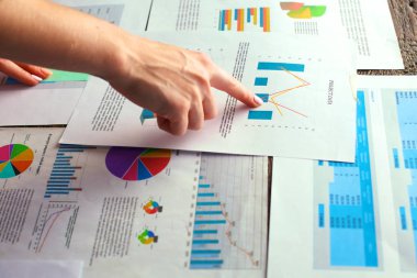 Genç işkadını ofiste işten yorgun
