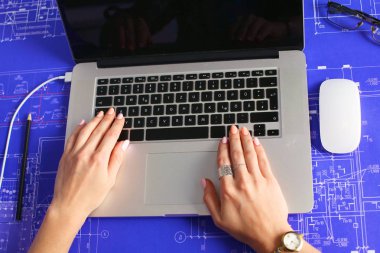 Genç çalışma projesi mimar. Modern çatı katında yeni başlangıç projesi ile çalışan fotoğraf kadın