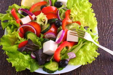 bir tabloda, seçici odak bir tabak içinde taze sebze salatası