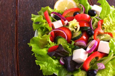 bir tabloda, seçici odak bir tabak içinde taze sebze salatası