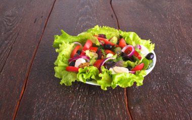 bir tabloda, seçici odak bir tabak içinde taze sebze salatası