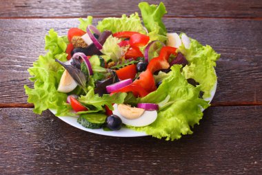 bir tabloda, seçici odak bir tabak içinde taze sebze salatası