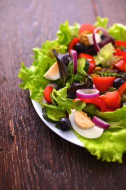 bir tabloda, seçici odak bir tabak içinde taze sebze salatası