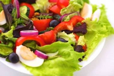 bir tabloda, seçici odak bir tabak içinde taze sebze salatası