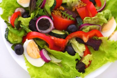 bir tabloda, seçici odak bir tabak içinde taze sebze salatası