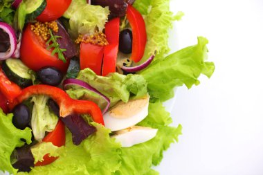 bir tabloda, seçici odak bir tabak içinde taze sebze salatası