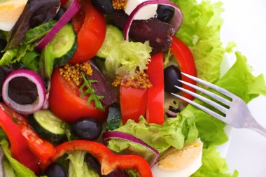 bir tabloda, seçici odak bir tabak içinde taze sebze salatası