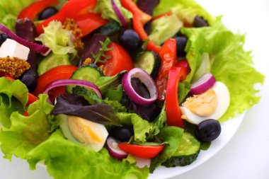 bir tabloda, seçici odak bir tabak içinde taze sebze salatası