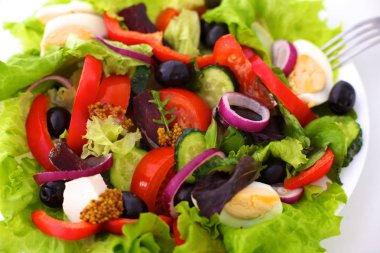 bir tabloda, seçici odak bir tabak içinde taze sebze salatası